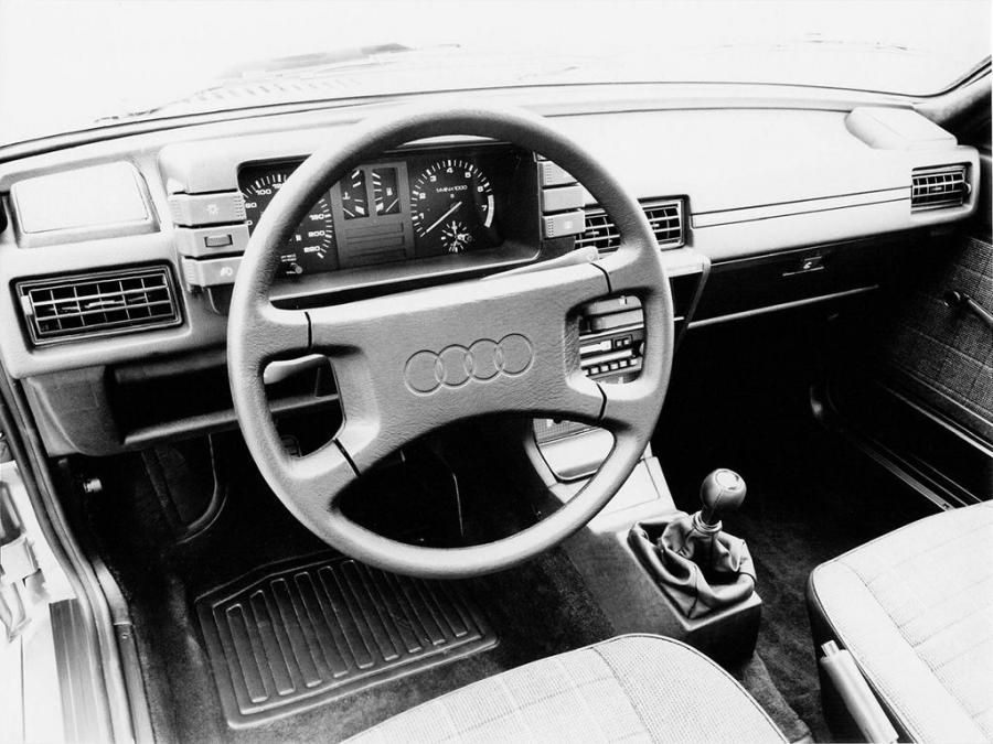 Торпедо Audi 80 2-Door (B2) 1981 года  (WW) (фото 5 из 6)